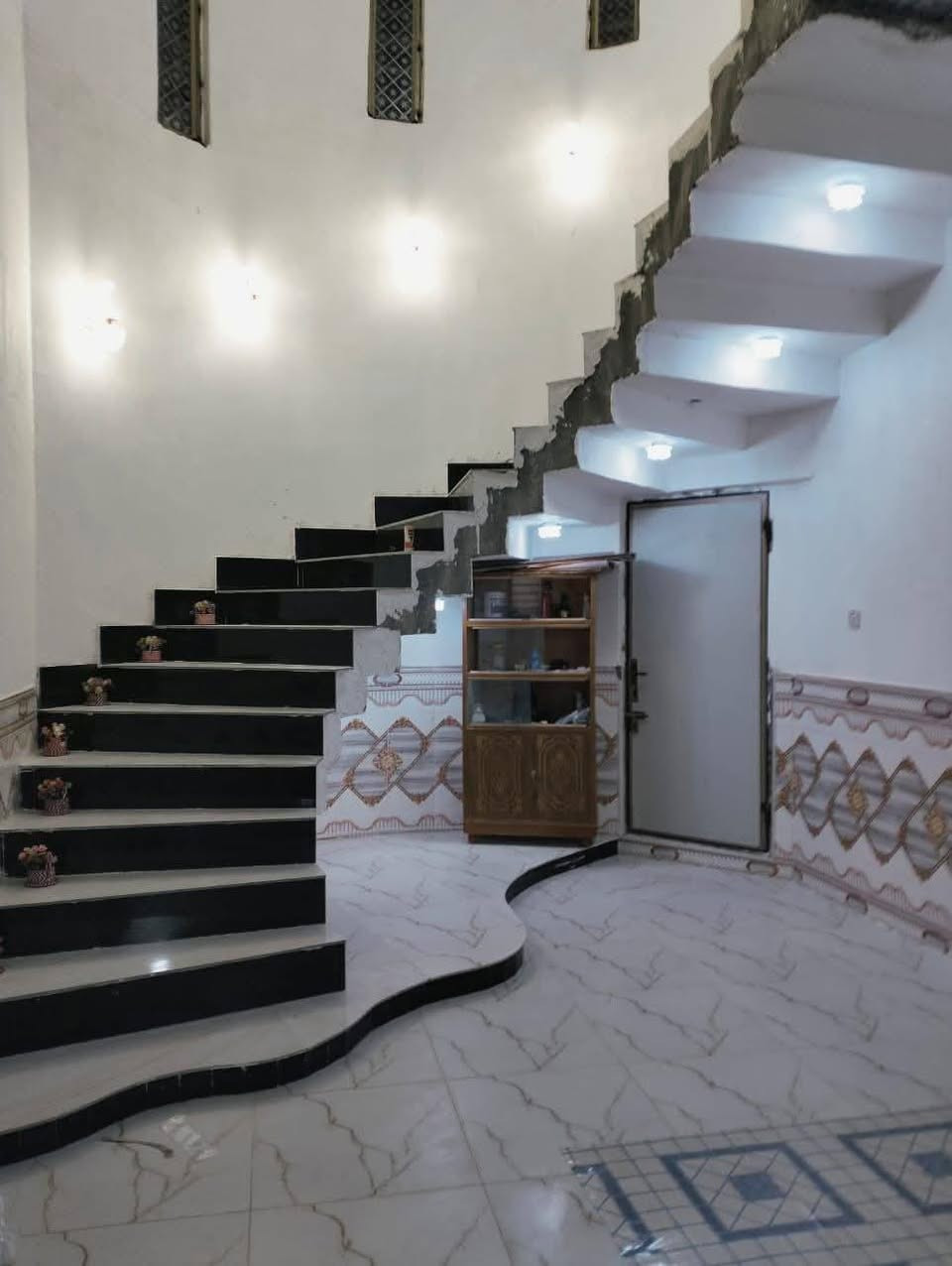 السلام عليكم واسعد الله اوقاتكم🌹
......
اعلان 🛑
يتوفر بيت ركن  للبيع مع محل سنتر  🏡 

 زراعي📌مع البيت يوجد سنتر اسواق طول 10*6  مع غراضه

#مساحة 500 متر🅱️
 👍🏻
يحتوي البيت على 🌟
غرف 3 غرفة نوم 5*4 ♦️
ديوان 8*4♦️
مطبخ 7*4♦️
صاله مفتوحه 12*6♦️
صحيات داخلي وخارجي♦️
كراج سياره عدد (٢) الاول يتسع سياره وحده والثاني يتسع اربع سيارات♦️

 منطقه هادئه ومتوفر بيها جميع الخدمات
#بناء حديث لسنه 2024
درجه اولى❗
#ع شارعين الاول 20 متر وشارع الثاني  10 متر  ❗

#العنوان :  الزبير حي الاندلس خلف حسينية زيد الشهيد💢

السعر على الخاص ♻️

للاستفسار اتصل او واتساب 

***********

اخوكم ابو علي📞♻️
