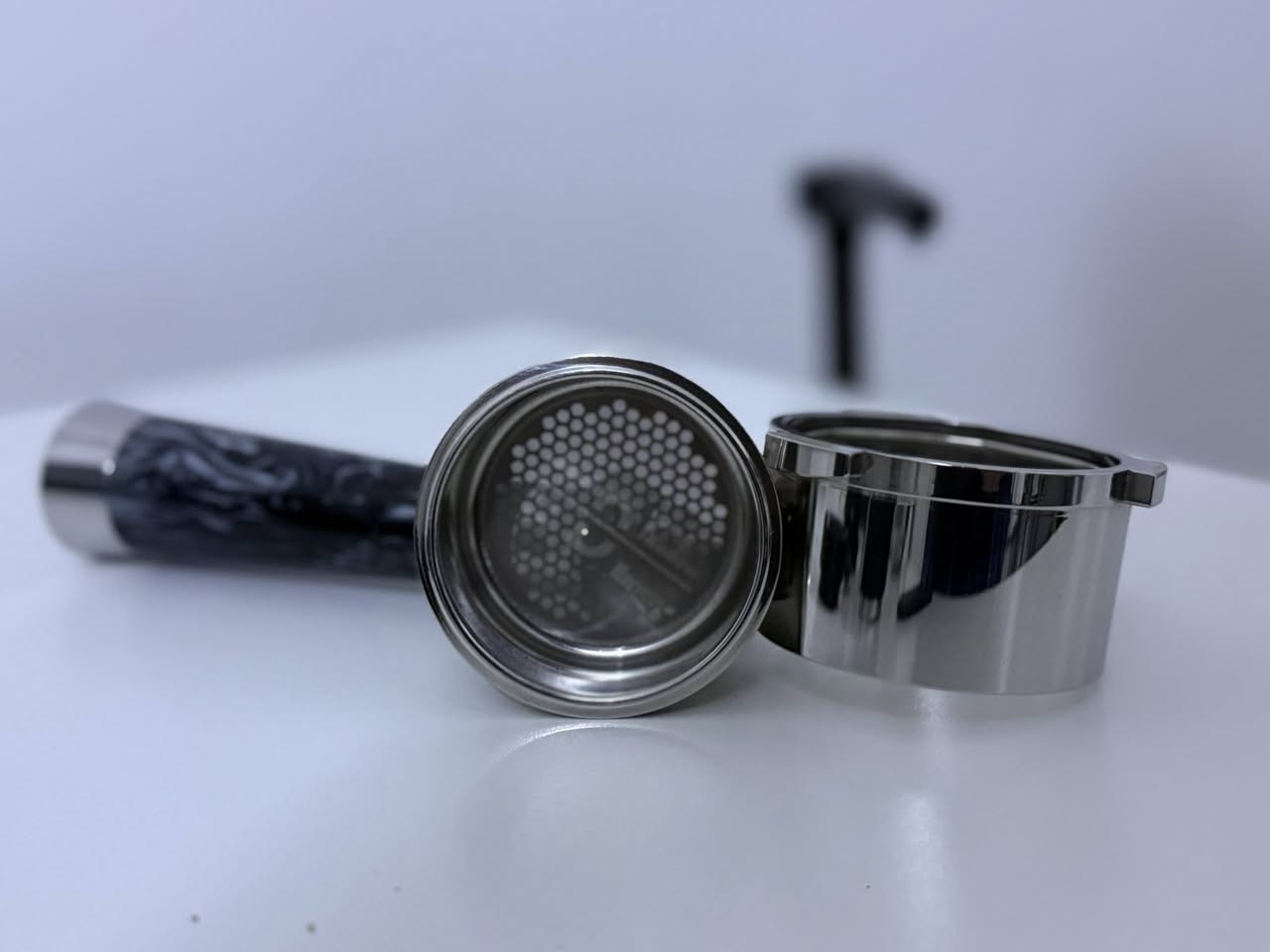 للبيع مكينة ديلونكي ديدكا 885 
delonghi dedica arte 885
مع كافة ملحقاتها والباكيت ، مستخدمة نضيفة جدا وعليها ادامة مستمرة
ملحقاتها الاصلية كاملة : 
بجر ديلونكي
تامبر 
باسكت ٣
بورت فلتر 

ايضا معاها عدة ٥١ 
باسكت احترافي liquid shadow 
بورت فلتر مكشوف احترافي 
تامبر سبرنك 
مفكك تكتلات 
موزع قهوة
رنك 
فلتر ورقي عدد ٥ كل واحد يحتوي ١٠٠ ورقة
سكوب 
يعني كلشي كامل بس تطحن وتحضر قهوة
السعر ٥٠٠ مع التوصيل 
يوجود توصيل لكافة المحافظات 
اي استفسار انا حاضر


**إذا كنت صاحب هذا الإعلان وتريد حذفه لأي سبب، رجاءا أرسل رسالة إلى الدعم الفني**