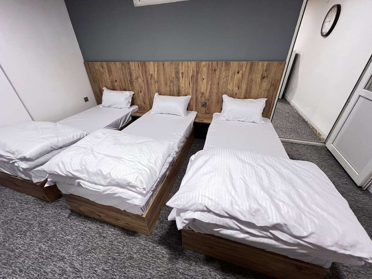 تم افتتاح موتيل ليزا شقق وغرف فندقية فاخرة ⭐⭐⭐
غرفة وصالة استراحة ومطبخ متكامل وصحيات 
تتسع من ٢ إلى ٤ أشخاص 
غرفتين وصالة استراحة ومطبخ متكامل وصحيات 
تتسع من ٥ إلى ٧ أشخاص 
غرفة نوم وصحيات 
تتسع من ١ إلى ٢ أشخاص 
مصعد من طابق الارضي 
كراج سيارات أمام الفندق
كهرباء وانترنت ٢٤ ساعة
خدمة نظافة الغرف ٢٤ ساعة 
جناح خاص للعوائل وجناح للشباب 
ماء حار ٢٤ ساعة خدمة حجز الكتروني موجود 
أسعارنا مناسبة بالنسبة موقعنا وفندقنا الجديد
العنوان سليمانية شارع ٦٠ قرب بانزين خانة بنائي
***********-*********** اهلا وسهلا بكم
