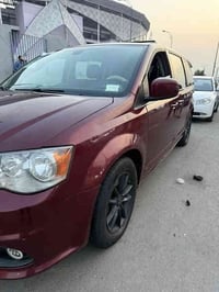 للبيع دوج كرفان SXT2019 رقم بغداد بيبان كهرباء كشن جلد تشغيل عن بعد حا...