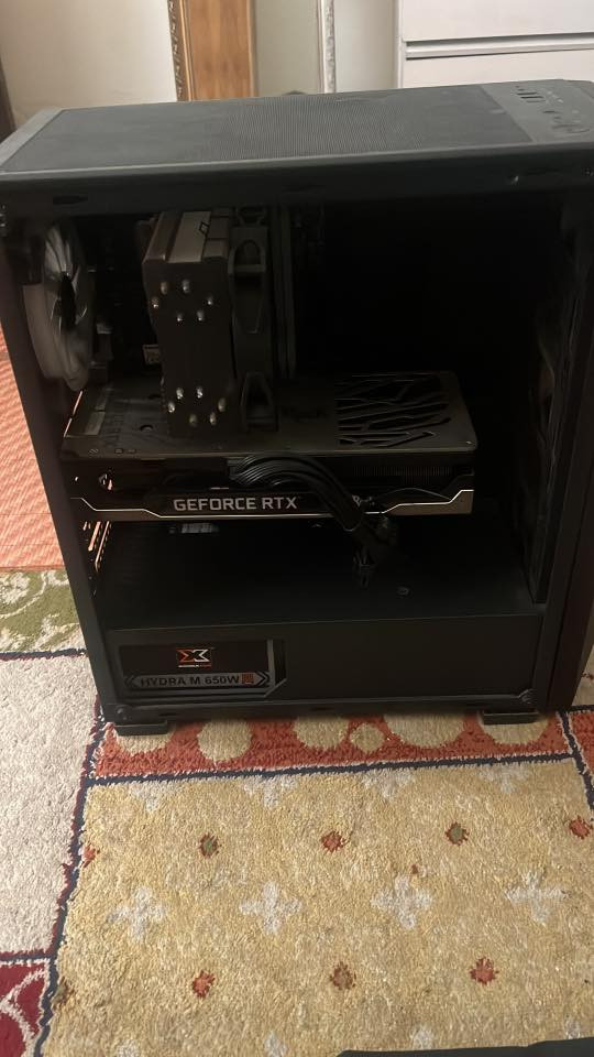 تجميعه استخدام شهرين
كرت شاشه 3070 

الشاشه 165hz مقوسه ips 

27 انج 

I5 13400F المعالج

Ram 16

M.2 1 TB

باقي الموصفات بالصوره 

الميز و الكيس معا الكرسي و الشاشه 

كيبورد + ماوس و سماعة + مايك بس تعابن شويه

Ups معا 2 باتري

ب مليون 300 

*********** حاب تشتري اتصل
