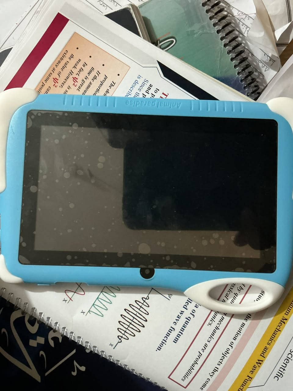 ايباد اطفال للبيع بعده جديد باللزكة مامستخدم بي ستاند وويا قلم مالته وضد الكسر مدرع  وبي كامرة السعر ٧٥ الرقم ***********
