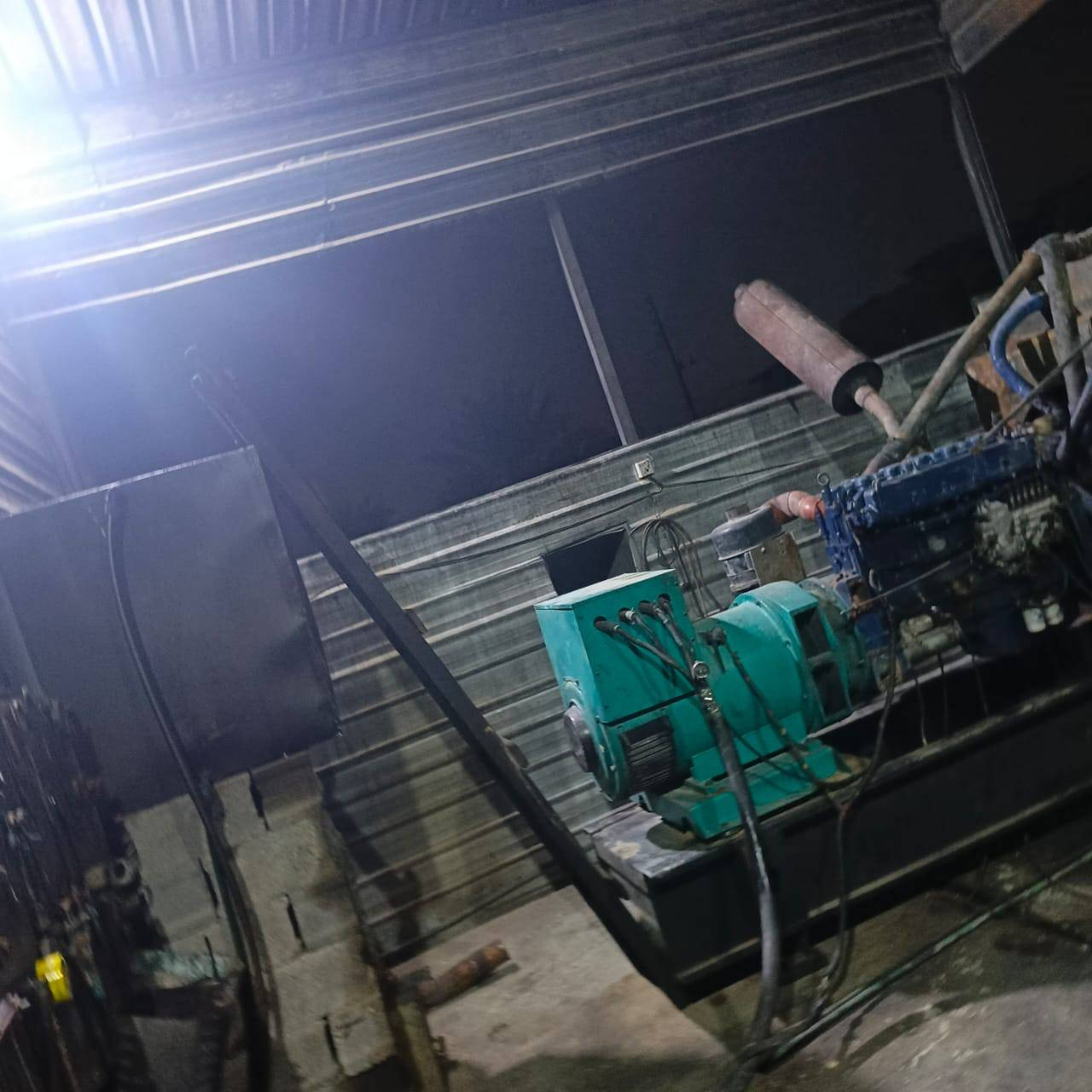 السلام عليكم عندي موقع للبيع 
العنوان الشعلة الدوانم شارع ابو الدوش بي مكينتين شتاير
وحدة شتاير 12 ولف طبك جديد راس توليد 350
والثانية شتاير 24ولف راس توليد 300
بي حصة كاز 200كيفي 
الأرض يجار 100و5امبير 
بي خزان كاز 11000لتر
وشغال1000لتر
الحمل 750قابل للزيادة
الاستفسار 
***********
او تفضل خاص
