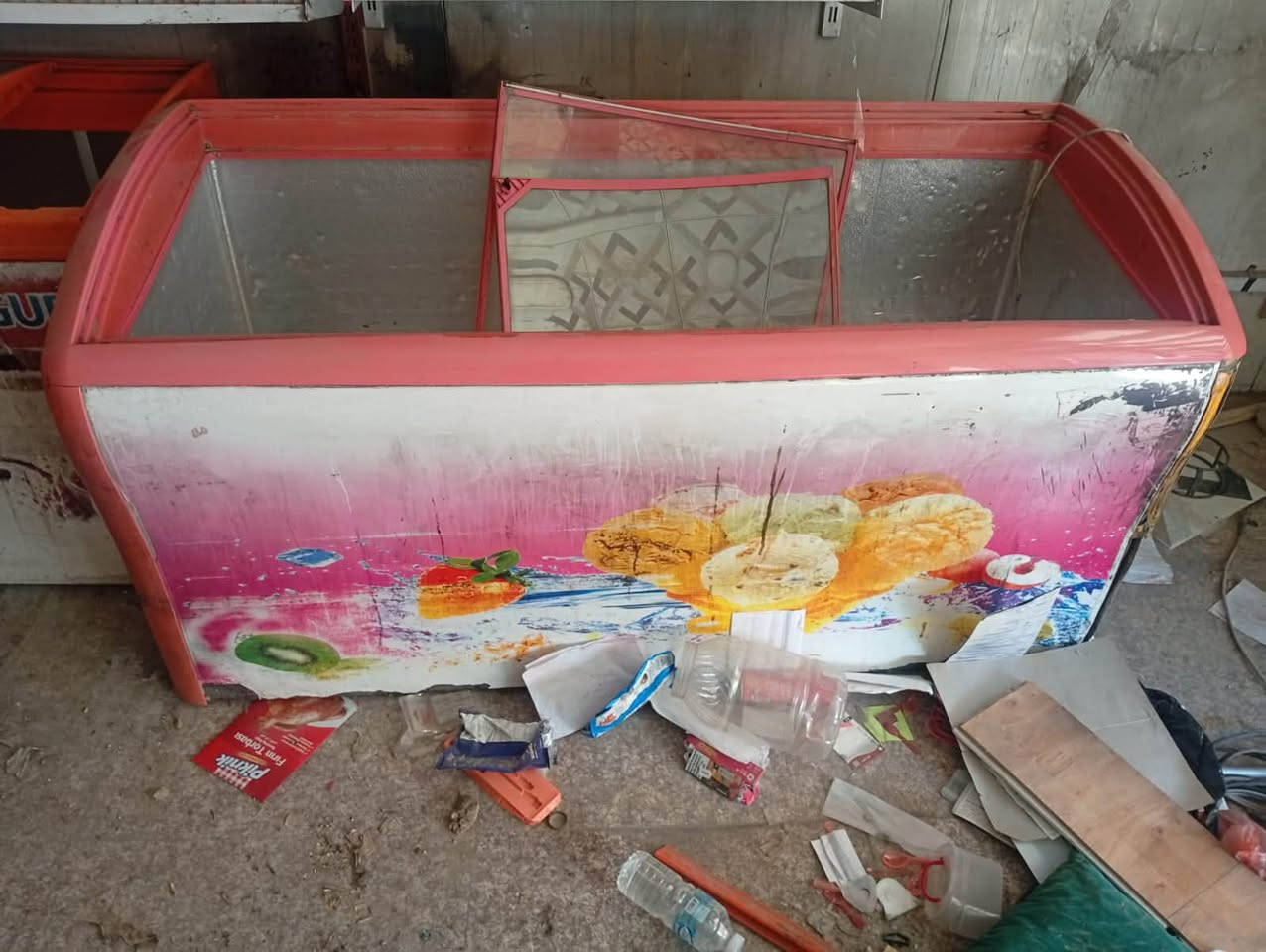 سلام عليكم عندي هذني الغراض نضيفات ٣ عوارض طرحيات عندي رفوف تركي نوعيه جيده جدا ٦٠ رف عندي رف سفينه ٣ متر واحد ١ متر مكانهن بغداد السيديه ***********
