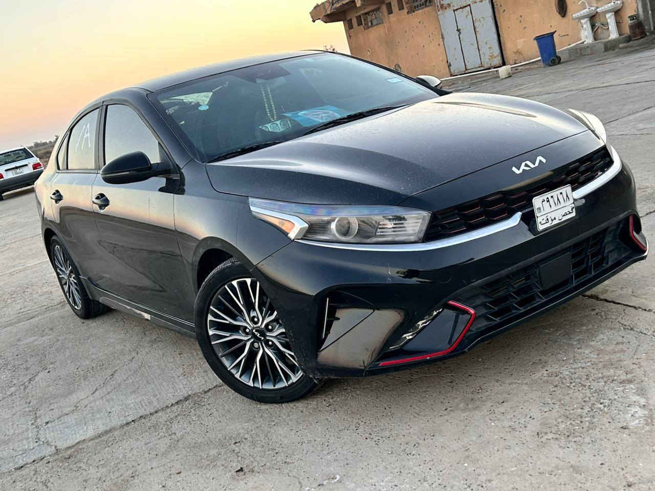 للبيع كيا فورتي GT Line موديل 2024
 • الفئة: GT Line
 • فول مواصفات ما عدا فتحة السقف
 • اللون: أسود
 • الممشى: 20 ميل فقط
 • رقم فحص مؤقت

الضرر:
 • جام لغ خلفي
 • ربع الباب الخلفي

⸻ بجم كبس 

المواصفات والتجهيزات:

🚗 المحرك والأداء
 • محرك 4 سلندر 2000 المرغوب 
 • قير أوتوماتيك
 • أوضاع قيادة (Sport / Normal)

🛞 الويل والتصميم الخارجي
 • ويلات رياضية ألمنيوم GT Line
 • مصابيح أمامية LED
 • إضاءة نهارية LED
 • مرايات جانبية كهرباء مع إشارات
 • جناح خلفي GT Line
 • عادم رياضي (ديزاين GT)

🛡️ الحساسات والرادارات (أنظمة السلامة)
 • حساسات أمامية
 • حساسات خلفية
 • رادار النقطة العمياء (Blind Spot)
 • رادار الخروج عن المسار (Lane Assist)
 • رادار الاصطدام الأمامي
 • نظام التنبيه من التصادم
 • نظام المحافظة على المسار
 • نظام الثبات الإلكتروني
 • مانع الانزلاق
 • كبح طوارئ

📸 الكاميرات
 • كاميرا خلفية واضحة
 • خطوط ديناميكية مع الحركة

🧠 الداخل والراحة
 • تشغيل بصمة (Push Start)
 • مفتاح ذكي
 • شاشة وسطية كبيرة
 • شاشة معلومات رقمية
 • Apple CarPlay & Android Auto
 • تحكم بالمقود
 • نظام صوتي ممتاز
 • مقاعد جلد + قماش (GT Line)
 • تحكم كهرباء بالمرايات
 • مكيف قوي
       استيرن حرف D
 • USB / Bluetooth

⸻
السعر 155 و بي مجال بسيط 

📞 الهاتف: ***********
📍 العنوان: بغداد – مجمع الزهور – النعيرية

