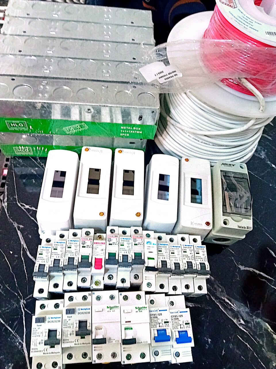 مواد كهربائية للبيع
السعر ١٠٠ الف
*********** واتس اب
