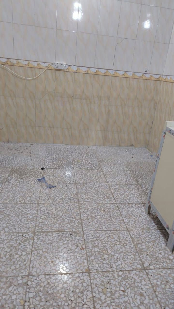 دار للبيع حي السلام في النجف
(100 م)طابق واحد صب.
السعر(210 مليون)
منطقة 37 شارع 10
قرب مدارس الامام علي. 
غرفة وصالة واستقبال ومطبخ.
مكتب الغدير
***********
