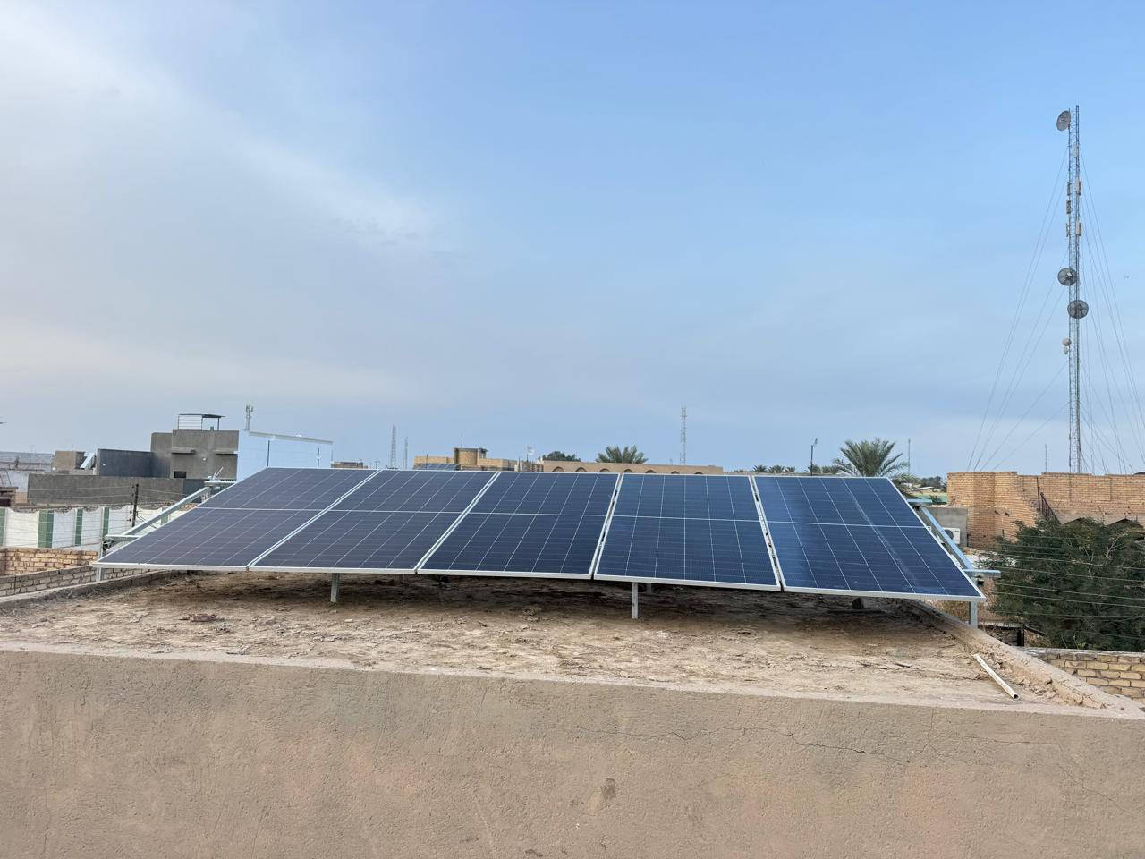 ⸻

⚡️ مو كل شمس… شمس راحة ⚡️
اليوم أنجزنا تنصيب منظومة طاقة شمسية تحچي عن نفسها في
🏡 بيت الأخ عقيل علي
📍 قضاء سومر – الحي العسكري

منظومة مصممة حتى تنسّيك المولدة، وتنهي وجع الكهرباء 👌

🔋 قدرة المنظومة:
▫️ 10 أمبير نهاري
▫️ 6 أمبير ليلي
يعني كهرباء ثابتة… صبح وليل ✨

☀️ الألواح:
▪️ 5 ألواح LONGi 615W
▪️ أداء عالي + ضمان 10 سنوات
(اسم لوحده ثقة)

⚙️ الإنفيرتر:
▪️ Growatt 6kW
▪️ ضمان سنتين
ثبات، هدوء، وكفاءة عالية

🔋 البطارية:
▪️ Deye 5kW
▪️ ضمان 5 سنوات
تخزين ذكي وطاقة تدوم

✨ الشغل مو بس تنصيب…
✔️ اختيار مواد أصلية
✔️ حساب أحمال مضبوط
✔️ تنفيذ نظيف وباحتراف
✔️ ضمانات حقيقية مو حچي

إذا تريد ترتاح من المولدة وتعيش كهرباء مستقرة
📞 تواصل ويانا وخلي الشمس تشتغل عنك
لأن الكهرباء… لازم تكون نعمة مو هم

***********
