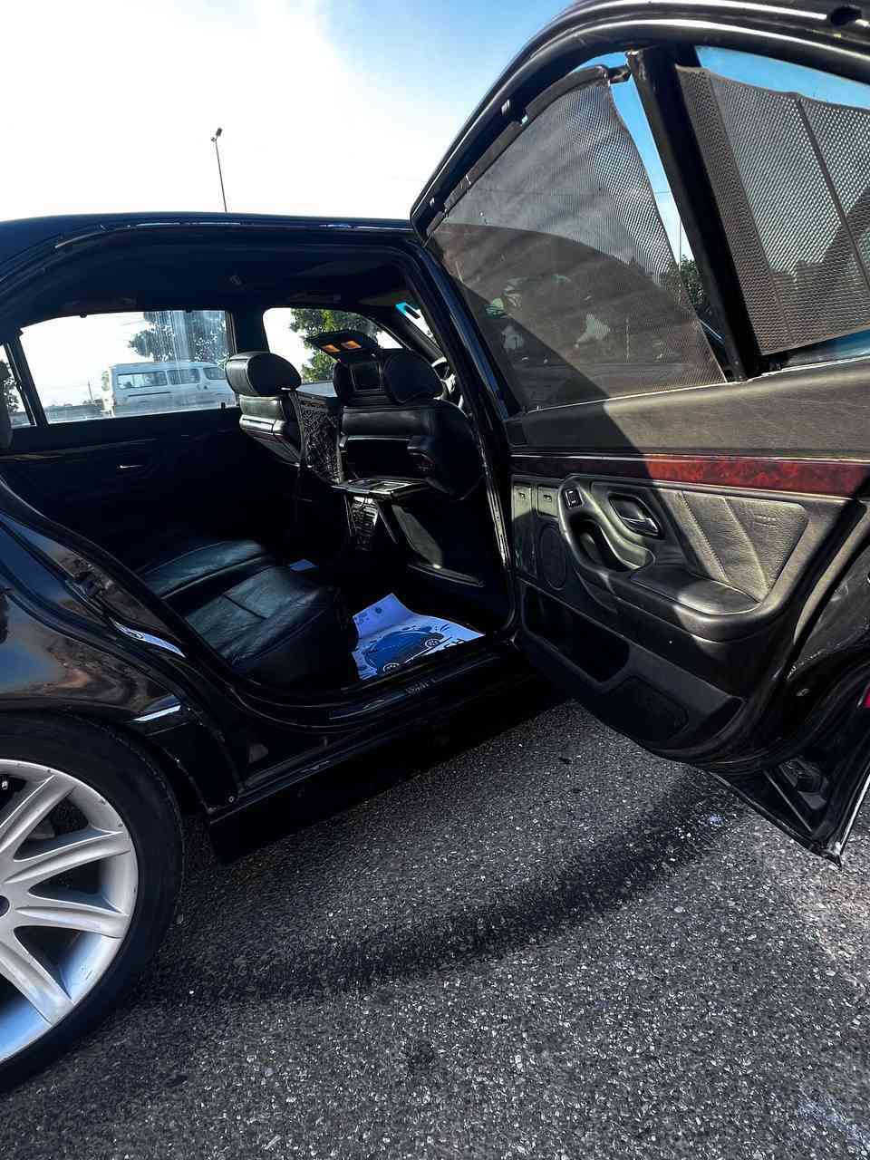 السلام عليكم  اخوان بي ام خفاش للبيع
موديل 2000 اصل 750//الي بيها حاليا 44هوه
السيارة في اي بي مواصفات 
يدات باب لد داخل خارج
فتحه 
دبل جام 
خمس بردات
برده خلفيه كهرباء
ميز طعام
مرايه قلاب بل كشن
ضهر كسار 
تليفون امامي خلفي
صندوك شفط
جكات خلفيه
لايت زنون اصلي يعني بليل نهار 
رقم الماني بسمي يعني التحويل ثاني يوم
ويل كب باخره حجم 19
لارج باب طويل 
نظام رئاسي
هاتف ***********
السعر75محتاج بي فقط بدون مراوس
