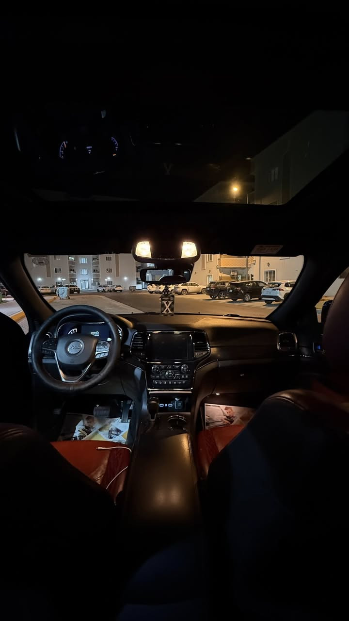 � للبيع: جيب شيروكي S فول مواصفات 2022
🚗 النوع: Jeep Cherokee
📅 الموديل: 2022
🔝 الفئة: S – فول مواصفات
⚙️ ناقل الحركة: أوتوماتيك
🛢️ الوقود: بنزين
🛣️ الاستخدام: شخصي وخفيف

✨ المواصفات والكماليات:

 • محرك قوي مع نظام ECO لتقليل صرفية الوقود
 • دفع رباعي ذكي 4×4
 • فتحة سقف بانوراما كهربائية
 • مقاعد جلد أصلية مع تحكم كهربائي
 • تسخين مقاعد أمامية
 • تشغيل بصمة (Push Start) + دخول ذكي
 • شاشة كبيرة لمس مع Apple CarPlay & Android Auto
 • نظام صوتي عالي الجودة
 • كاميرا خلفية مع خطوط ديناميكية
 • حساسات أمامية وخلفية
 • نظام التحذير من الخروج عن المسار
 • نظام النقطة العمياء
 • رادار أمامي لتجنب التصادم
 • كروز كنترول ذكي
 • نظام الثبات الإلكتروني (ESP)
 • نظام مانع الانزلاق
 • فرامل ABS + EBD
 • تكييف أوتوماتيك ثنائي المناطق
 • فتح وغلق شنطة كهربائي
 • مرايا كهربائية مع تسخين
 • حساسات مطر وإضاءة
 • جنوط ألمنيوم أصلية
 • إضاءة LED أمامية وخلفية

📍 الموقع: ( البصرة) 
🚘 السيارة نظيفة جداً، ما بيها صبغ فقط بارد ، جاهزة للفحص.

💰 السعر:(368)قابل للتفاوض
📞 الاتصال/واتساب: (***********)
