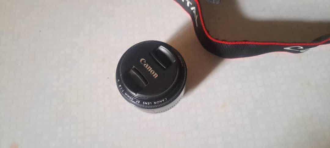 عدة كاملة لصناع #المحتوى و#اليوتيوبرز" و "مثالية لتصوير جلسات #البورتريه"
للبيع #كاميرا  #Canon EOS 80D بحالة شبه جديدة (شتر قليل جدا)
✨ المواصفات والمميزات:
 • دقة 24.2 ميغابيكسل لصور عالية الجودة
 • تصوير فيديو Full HD
 • نظام فوكس سريع ودقيق (ممتاز للتصوير الحركي)
 • شاشة متحركة لمس لسهولة التصوير من زوايا مختلفة

📦 الملحقات:
 • عدسة 50 (بورتريه)
 • شاحن أصلي 🔌
 • بطارية أصلية 🔋


**إذا كنت صاحب هذا الإعلان وتريد حذفه لأي سبب، رجاءا أرسل رسالة إلى الدعم الفني**