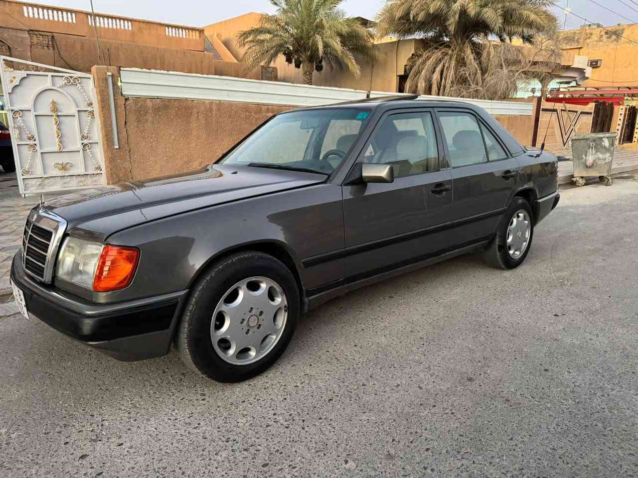 مكلف بل نشر للبيع بسعر 68 ورقه   مارسيدس دب 230 كير محرك بلاديات  موديل 1989 رقم بغداد بسمي  ...صبغ بونيد وسط القمارة بداية الجاملغ الخلفي وشبر من الجاملغ الامامي شرط اثر جراد ...طخم تاير جديد وحدادية جديدة وتبريد ثلج  ...السيارة جاهزة متحط عليه الف كلش نضيفه  .رقم الهاتف ***********
