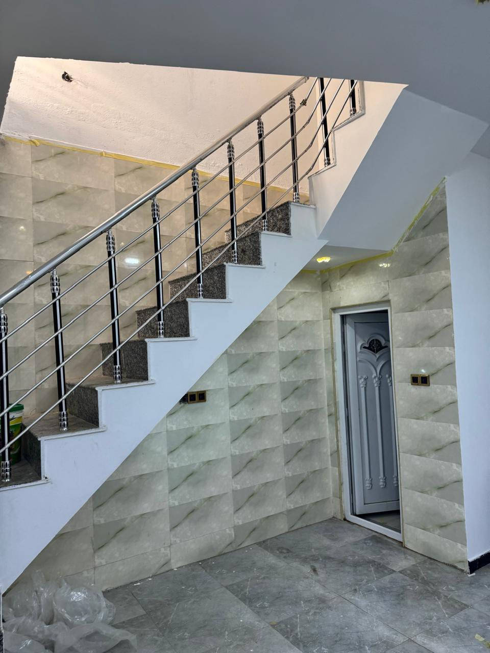 دار للبيع حي الشهداء البلوك الاول خلف الشارع العام فرع 12 متر منطقة هادئه مساحة 156وربع  طابو صرف بناء 2022 كراج +صحيات خارجية+استقبال +مطبخ+صالة+غرفة نوم+غرفة اطفال+صحيات داخليه الطابق الثاني صاله + الباقي كله صاعد للسقف بس ينسقف مسوي سندويج حالياً 

السعر المطلوب 140 مليون وبي مجال بسيط 

***********
