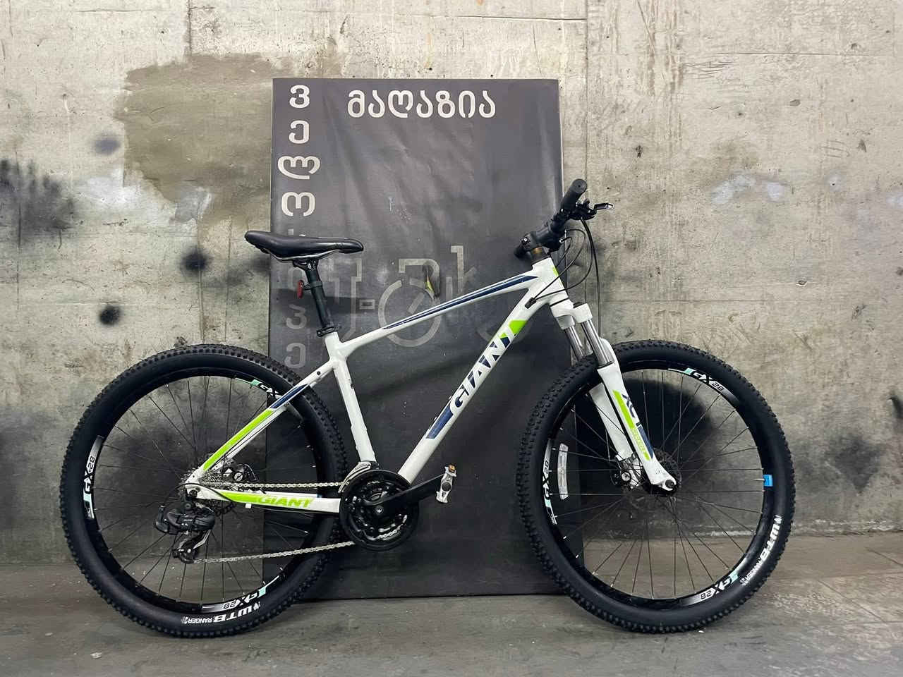 للبيع او مراوس مع جاينت rx3 او  trek fx2

MTB جاينت
ATX فئة
المنيوم بل كامل
قياس الويل 27.5
قياس الفريم 46M يناسب الى حد طول 188 او اكثر بشويه ويتحمل وزن ثكيل اكثر من
120 كيلوا
موديل حديث وايرات دفن
وياله جاينت 3 طبقات GX
ماصه للصدمات تايرات 
الشركه بعدها جديده ماركة
جاينت كتان
دبل امامي ماركة SRسنتور تحكم
خفيف وثقيل
بريكات شيمانو تكترو دسك
سيت شيمانو حديث سحب
دفع شاشه رقميه جدا سلس
مكينه خلفيه صوت طرب حديث
ماركة هايسنس برو
ستاند جاينت اصلي مثبت
حفر بل فريم
كشن ماركه جاينت بلادي
نسبة النظافه 95%
الدراجه بلاديه وغير مثبت عليها حتى واقيات الطين او
الماء مكانها مغلق بسدادات
الشركه على ايدي بل اضافه
الى باركود خاص بل دراجه
مثبت على الفريم
البيع من دون الاكسسوارات من ضمن
الاكسسوارات نضام تتبع
مخفي للدراجه في حال
السرقه 

مكان بغداد لا يوجد توصيل للاستفسار على الخاص


**إذا كنت صاحب هذا الإعلان وتريد حذفه لأي سبب، رجاءا أرسل رسالة إلى الدعم الفني**