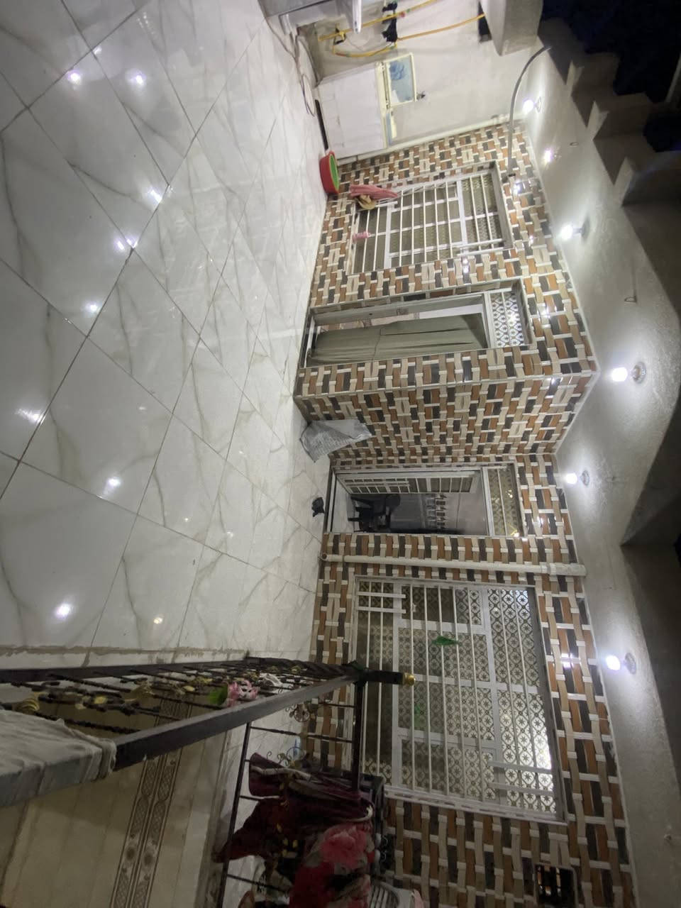 عقار للبيع مساحه ٢٠٠ زين القوس بداية شارع الملا قرب المنتزه بناء حديث
الطابق الاول بيت منفصل. ومحل 
الطابق الثاني  ايضا بيت منفصل 
ستقبال مطبخ غرفتين نوم ٢  صاله صحيات خارجيه وداخليه 
لل الاستفسار  الرقم ‭٠٧٧٥ ٣٨٤ ٨٩٤١‬
