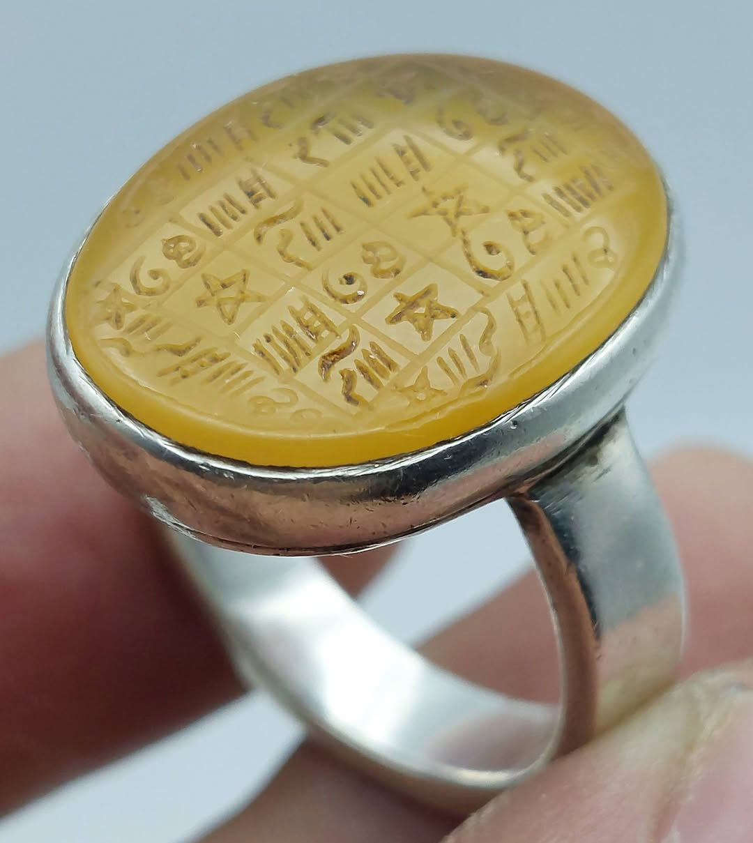 خاتم عقيق يماني اصفر شرف الشمس منقوش مسبع السليماني و طلسم شرف الشمس صياغة يدوية قياس 23 بغداد ***********
