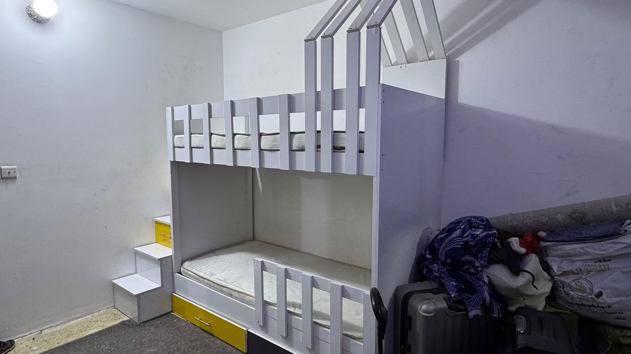 السلام عليكم 
سرير اطفال طابقين 
شغل عراقي ثقيل خشب تكمه 
مع درج مجرات 
ومندر عدد ٢ 
طول السرير والمندر ١٩٥ سم 
مع مجرات ٢ كبير اسفل السرير 
و٣ في الدرج 
للبيع بسعر ٥٠٠ الف ببغداد  حي اور 
***********
