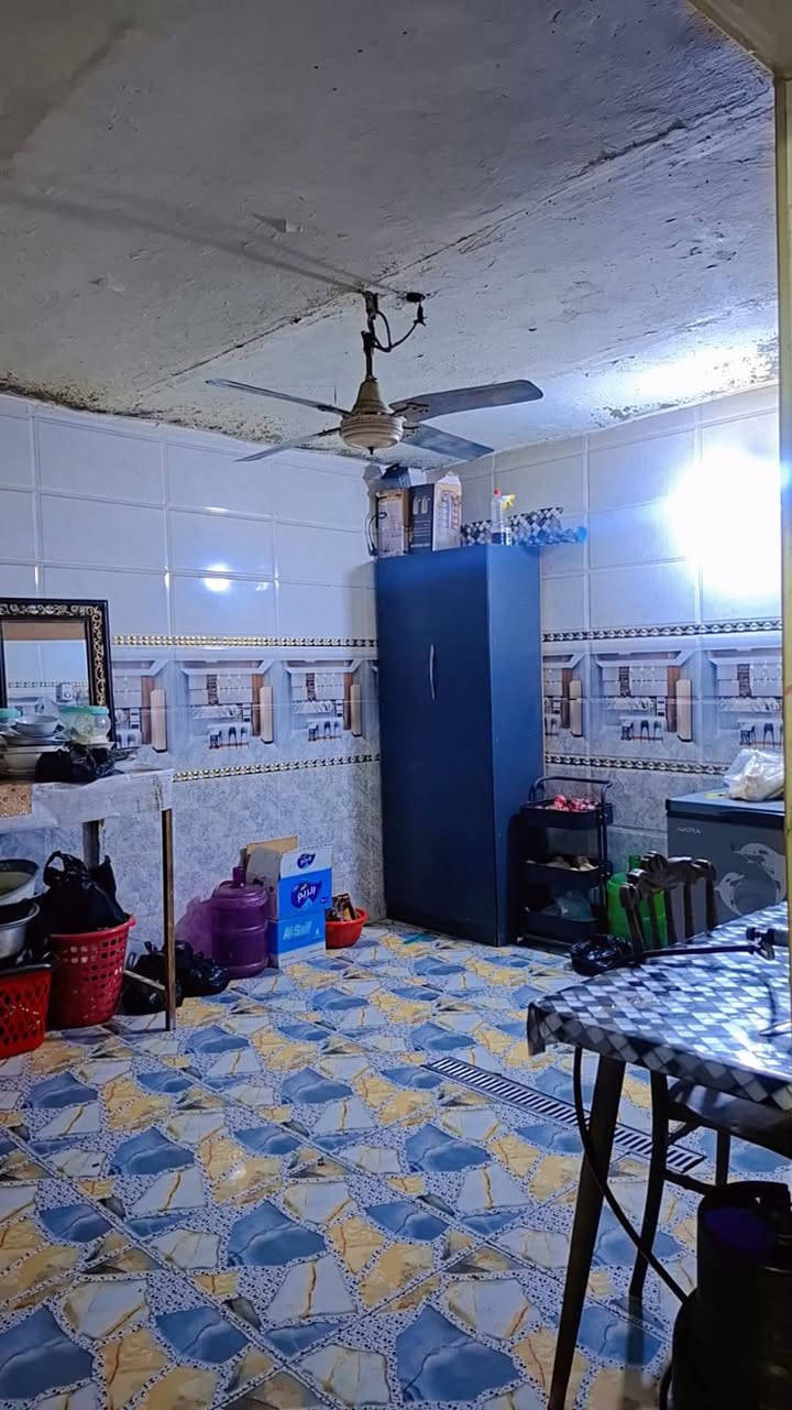 عروض حازم العمشاني للعقار للبيع
بيت مساحة 144 طابق ونص عكاده نضيف
يتكون من ستقبال ومطبخ وصاله وغرفه نوم 
وحمام وتواليت والطابق الثاني غرفتين نوم
مكان مدينة الصدر قطاع 55خلف المستشفى 
سعر 240وبي مجال رقم ***********
مراجت مكتب حازم العمشاني للعقار
