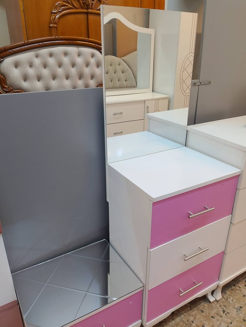 معرض اثاث الشكور غرفه نوم للبيع بناتي نفر تتكون من خمس قطع سعر الغرفه 400واصل مع الشد والنقل عنوان موصل  قادسيه قرب ملعب المواج تواصل خاص *********** وتساب وتصال
