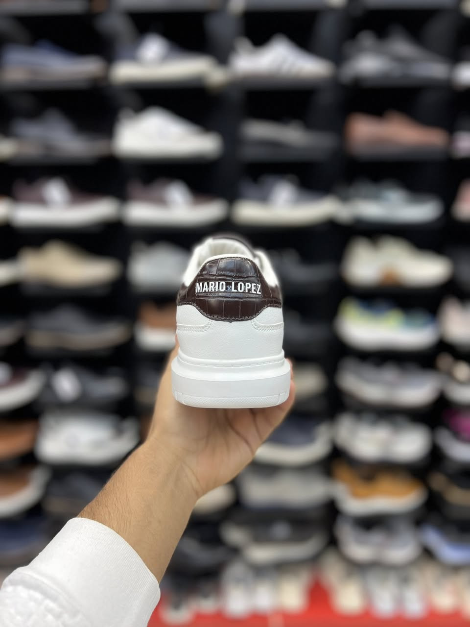 Mario Lopez

التصميم: جزء علوي من الجلد الأبيض الناعم مع ألواح متباينة بنقشة "جلد التمساح" (Croc-embossed) باللون البني على منطقة الأصابع والكعب.
الراحة: يتميز بنعل داخلي مبطن بالكامل لتوفير الراحة طوال اليوم، وهو مصمم ليكون خفيف الوزن ويسمح بمرور الهواء

متوفر قياس 42-44.5-47
السعر 35 الف

العنوان النجف ملحق الروان 
توصيل 🚚 محافظات 6 داخل النجف3 
*********** واتساب#
