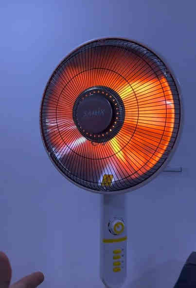 مدفأة عامودية ماركة سامكس

🖍️تدفئة فعّالة وسريعة للمنازل، المكاتب، وغرف النوم
🖍️مثالية للاستخدام في الشتاء لتدفئة المساحات الصغيرة والمتوسطة
🖍️يمكن استخدامها في غرف الجلوس أو المكاتب أو أثناء الجلوس أمام التلفاز
🖍️مناسبة للأماكن المغلقة والمفتوحة جزئيًا مثل الشرفات المغطاة
🖍️قدرة تسخين عالية تصل إلى 1000 واط لتوزيع حرارة سريع ومتوازن
🖍️درجتان للتسخين
🖍️الوضع الاقتصادي 400 واط
🖍️حماية من السقوط (Anti-drop) تفصل التيار عند سقوط المدفأة
🖍️نظام أمان ضد الاهتزاز أو الحركة المفاجئة
شبكة حماية معدنية أمامية تمنع ملامسة عنصر التسخين وتضمن سلامة المستخدمين
🖍️ارتفاع قابل للتعديل من 1.17 إلى 1.35 متر ليناسب أي مساحة أو زاوية في الغرفة
🖍️قطر المدفأة 45 سم
🖍️ضمان لمدة سنة من تاريخ الشراء

السعر 40 الف
توصيل 3 الاف لحميع المحافظات🇮🇶
للحجز راسلونا📲
واتساب ***********
