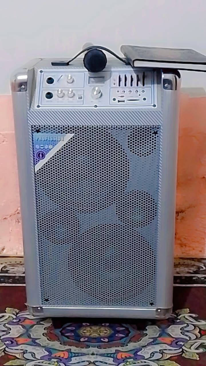 السلام عليكم ورحمه الله وبركاته اخواني سماعه للبيع الماركه واضحه بالصوره استعمال قليل ملحقات مايك وشاحنه بيها كل الخيارات اضافه للراديو السعر 80الف المكان بغداد الشعله للتواصل ***********
