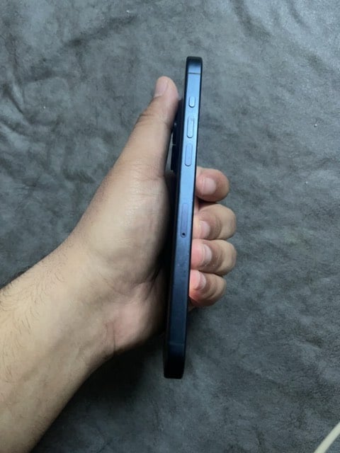 سلام عليكم 
iPhone 15 pro max 
256g 
جهاز نظيف  100‎%‎ استخدام كلش بسيط  
بطاريه 98‎%‎ 
مكاني سامراء و بغداد 