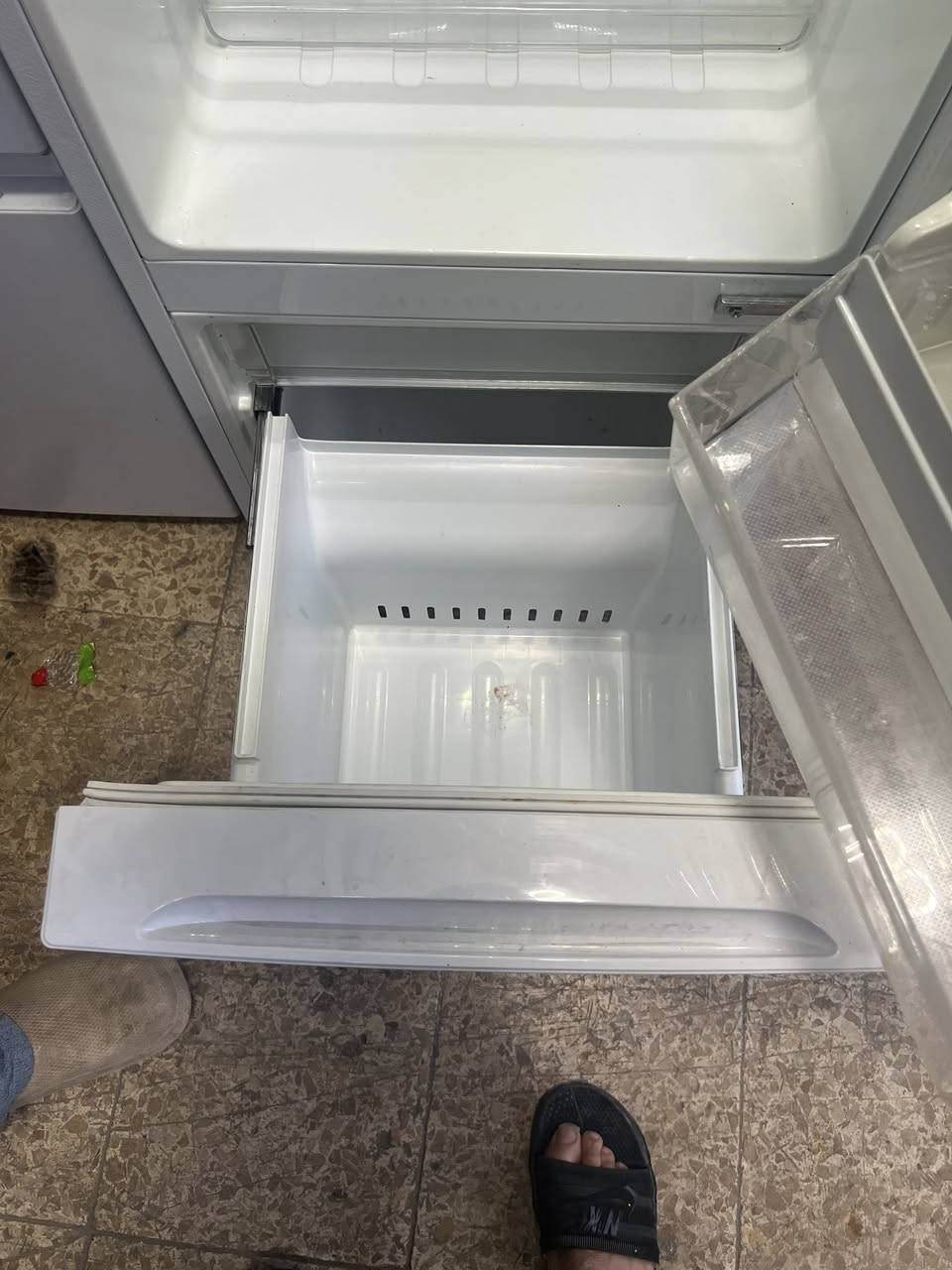 ‏ثلاجة ٨ قدم  بخاخ نوعيتها ياباني مال باله جديد ما مستخدم بالكرتون يشتغل على الكهرب ١١٠ ￼ يعني لازم على المحولة 
￼ سعره بدون محولة 160,000 ￼


**إذا كنت صاحب هذا الإعلان وتريد حذفه لأي سبب، رجاءا أرسل رسالة إلى الدعم الفني**