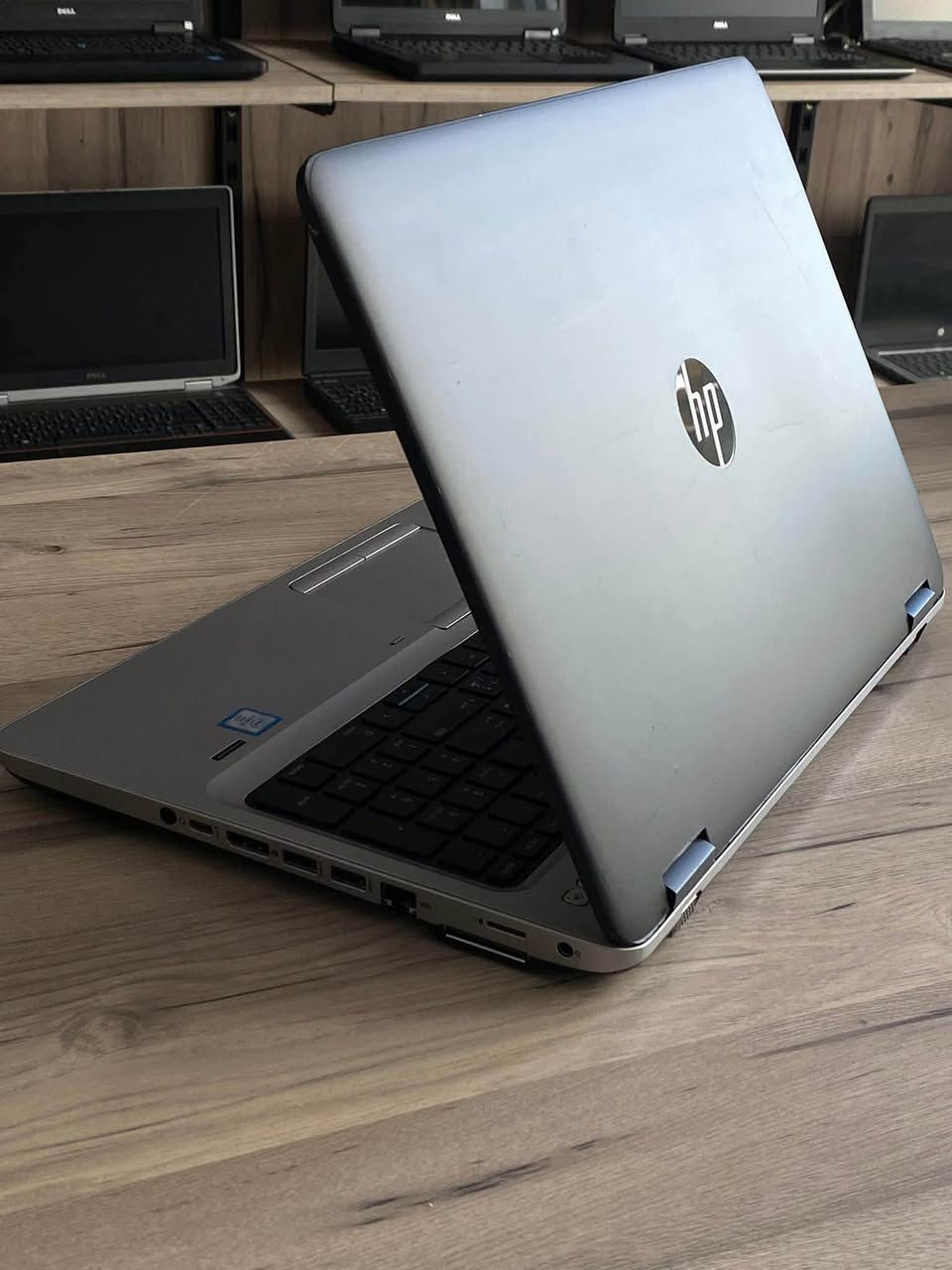 لابتوب Hp 640 probook  مناسب للدراسة و التصفح والاعمال المكتبية  والدراسية 
Hp probook 650 g2 جيل سادس 
. 
السعر ثابت   215 الف مع التوصيل المجاني والحقيبة والشاحن. 
 النظافة شرط اخو الجديد تفحص وين متريد مع وصل الضمان 
……………………
 المعالج Core i5-6th جيل سادس 
 ذاكرة الوصول العشوائي (الرام) 8GB 
 التخزين( الهارد) 256GB SSD 
كارت شاشة انتل داخلي  4GB 
 مقاس الشاشة  15.6 انج 
 كيبورد  عربي انكليزي  
الرام والهارد قابل للتطوير 
…………………………………
مكتب البرشا للحاسبات


**إذا كنت صاحب هذا الإعلان وتريد حذفه لأي سبب، رجاءا أرسل رسالة إلى الدعم الفني**