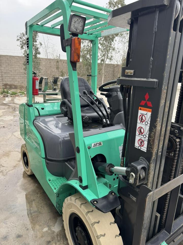 السلام عليكم
رافعه ميسيبوشي موديل 2016 
ثلاث جكات رفع 
ثلاث حركات 
تشتغل بانزين +غاز بلادي 
تايرات ربل كلش نظيفات
مكفوله كفاله عامه وجاهزه من كلشي 
مكان ديالى وبسعر مناسب
الاتصال ***********
