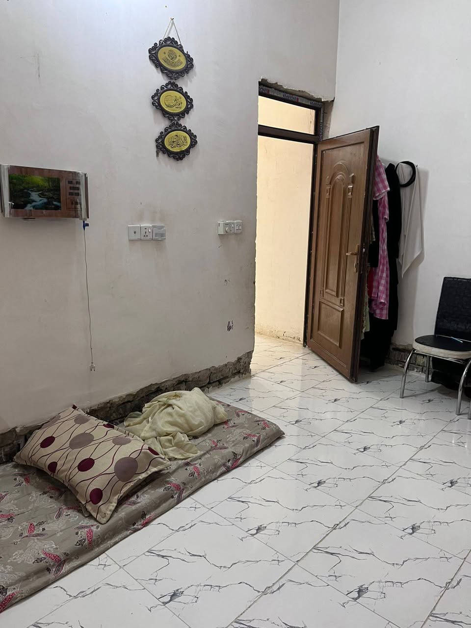 منزل 200م  الجغيفي الثانيه طابقين الطابق الارضي كامل فقط الكراج يراد تطبيك كاشي الشارع تبليط الطابق الثاني محتاج كهربائيات الرياض  السعر 120 مليون وبي مجال بيع مستعجل كل تفاصيل المنزل مبين بالفيديو الصور التواصل ع خاص او ع الرقم  الموجود ***********
