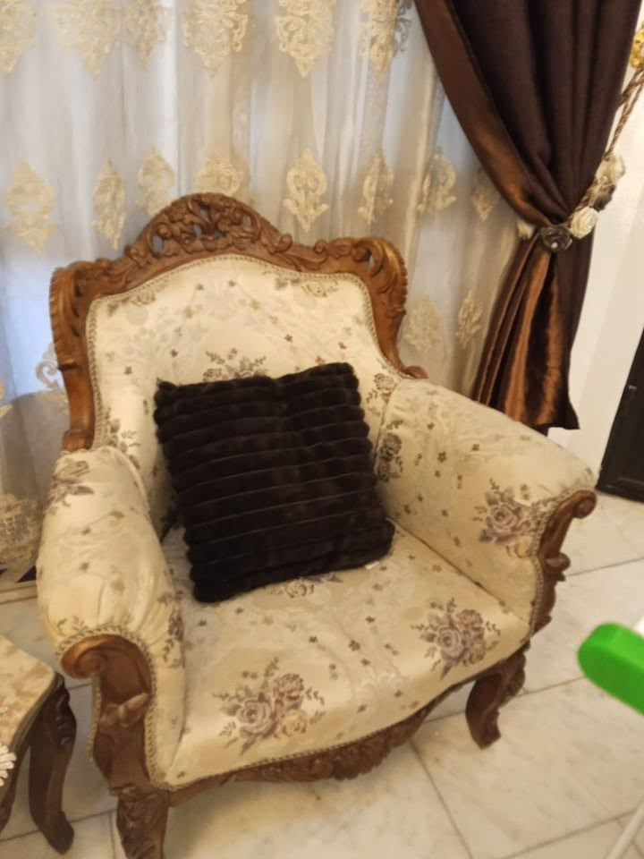 🛋️ للبيع: تخم كلاسيكي ( ملكي ) فخم بنقشة خشبية مع طبلات باسطح رخامية بحالة نظيفة جداً

يتكون من : 2 كنبات كبيرة + 4 كراسي + 4 طبلة جانبية + 1 طبلة وسطية كبيرة

 الحالة: مستعمل بحالة جيدة جداً ونظيفة (محافظ عليه وخالي من التمزقات أو العيوب الظاهرة).

 سبب البيع: التبديل بموديل جديد فقط.

 السعر: [700،000] دينار (قابل للتفاوض بحدود معقولة).
 الموقع: [اليرموك - بغداد]

📞 للإستفسار : ***********

*** ملاحظة يتوفر ايضاً زولية كبيرة متناسقة مع الوان التخم ***
