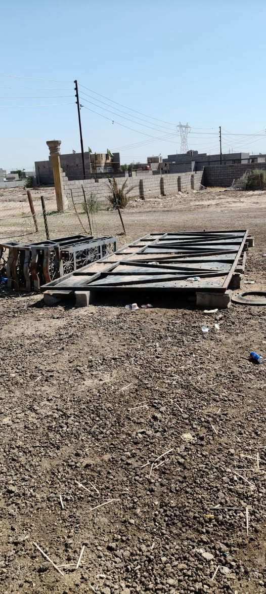عندي هذا الباب للبيع مال كراج دائره الباب ضخم اله بهياب وياه التكم مالته الي يشتري يجي خاص مال شركات  للبيع العنوان البصره الدير الطول ٦ متر والعرض ٣متر ***********
