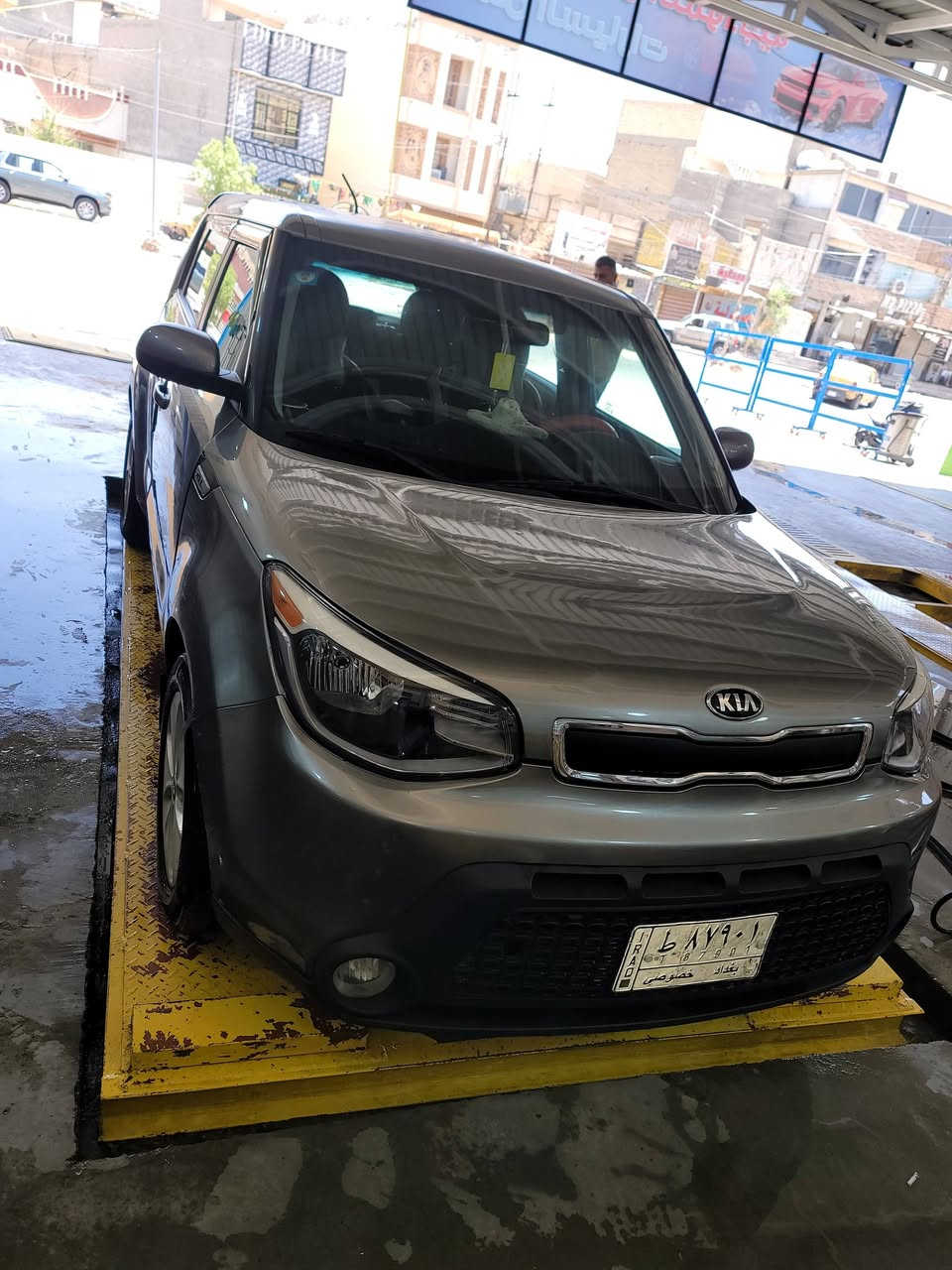 السلام عليكم 
كيا صول للبيع وارد امريكي 
موديل 15
كير ومحركها 1600 شرط
تبريد شغال تخم تاير صدرها كله جديد
السياره مامتعوبه ماشيه 100 الف
السياره صبغها جه وحده ابيعلك حزام 
شرط بدون اي دواخل لاتكم ولا قماره صابغها
 سعره مناسب
مكاني بغداد البلديات 
***********
