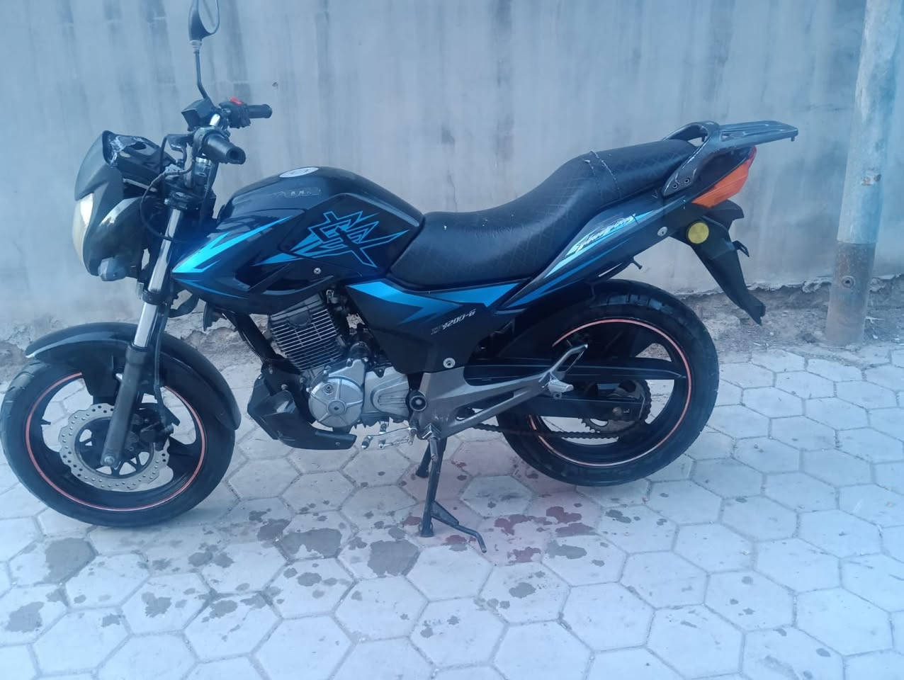 دراجه للبيع السعر 700 بيه مجال جديده كلش كهربائيات كله شغاله موديل 17  محرك 200 بلادي عنواني الرمادي حي ضباط للاستفسار على رقم ***********
