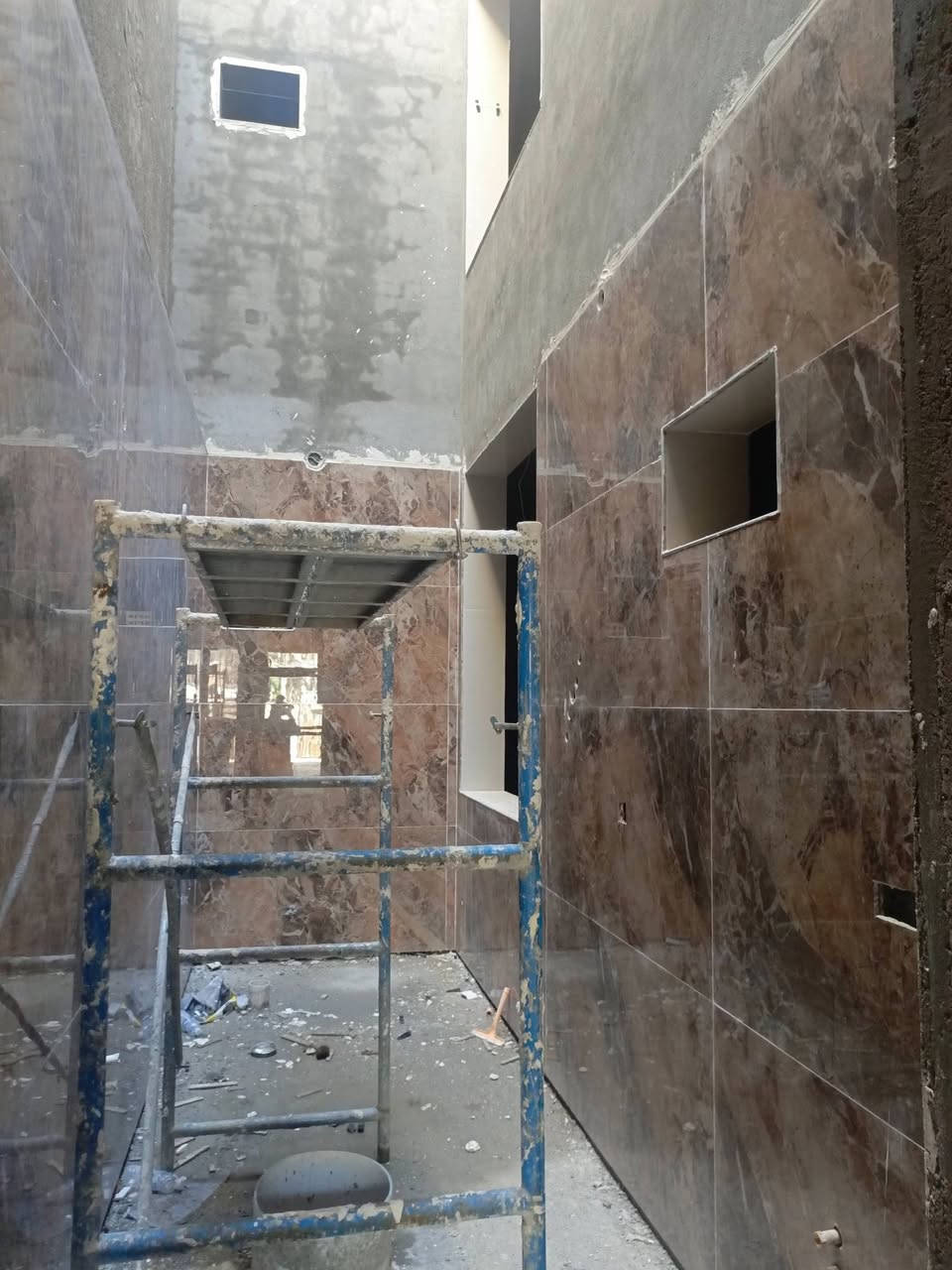 سلام عليكم دار للبيع زعفرانيه بدايه الأربع شوارع بضهر ابو علي منزليه مقابل مو الحامد ثلاث طوابق بناء حديث بعده ما مسكون باقيله الارضيه وشبابيك فقط  للاستفسار  ***********
