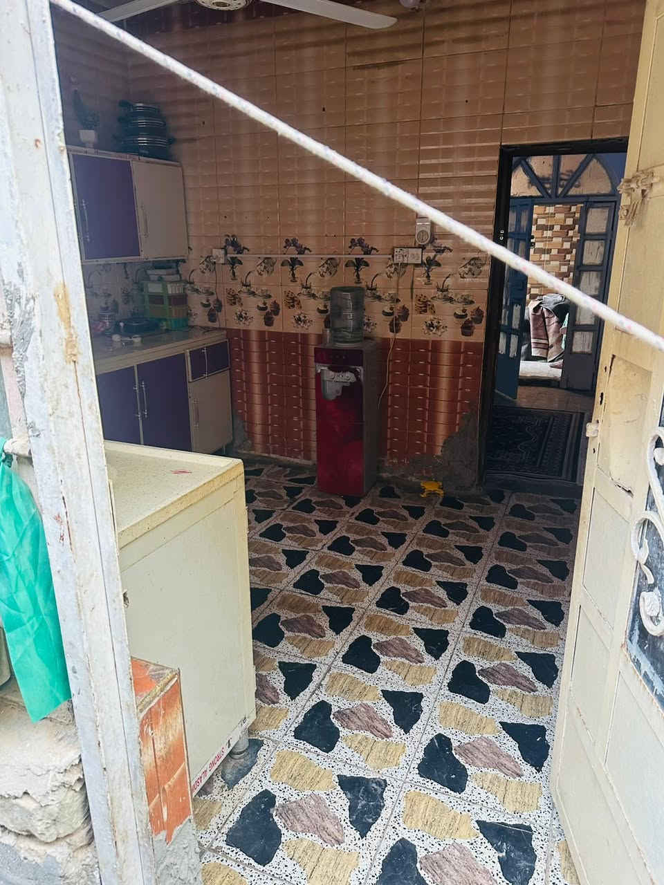 دار للبيع المساحه 100 متر دولان يحتوي على غرفه وصاله وستقبال ومطبخ وصحياة وحمام العنوان حي العسكري الثانيه قرب جامع الحسين ع مرجعة مكتب الكعبي للعقار *********** وتساب اتصال
