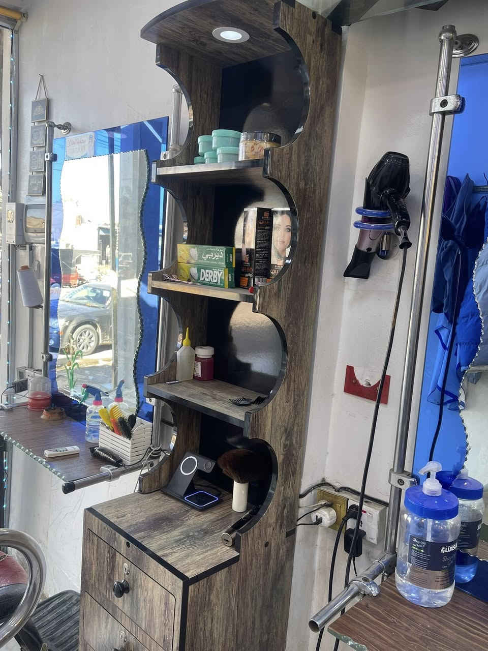 السلام عليكم اخوان عندي ميز مال حلاقة عدد(3)
وقارينه عدد (3) العنوان بغداد الاستفسار اتصل على هاذ الرقم بي واتساب ***********
