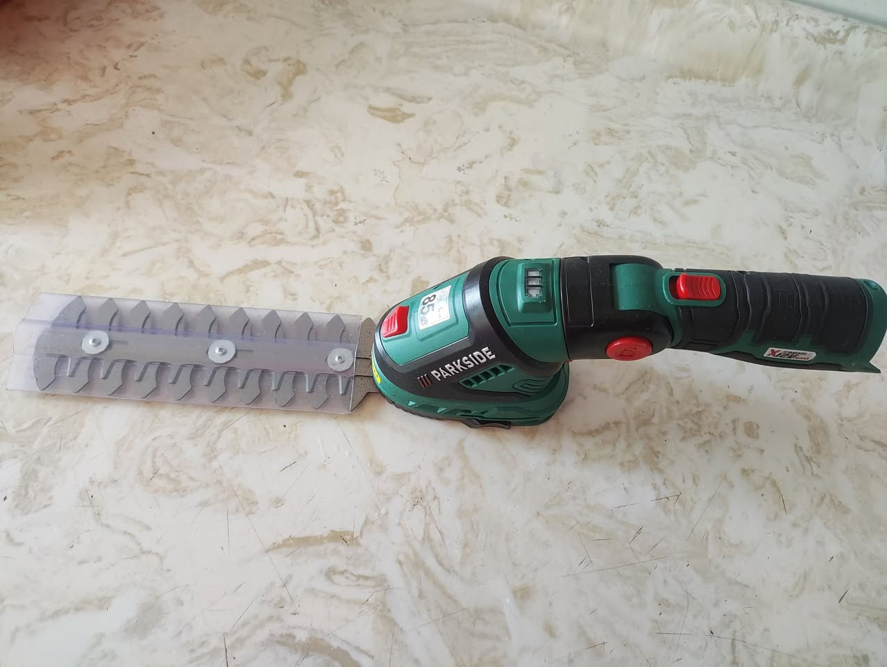 اداة تقليم اوراق الاشجار 
السعر 10 الاف 
5 ڤولت بطارية داخلية
12 ڤولت بدون بطارية
توصيل متوفر


**إذا كنت صاحب هذا الإعلان وتريد حذفه لأي سبب، رجاءا أرسل رسالة إلى الدعم الفني**