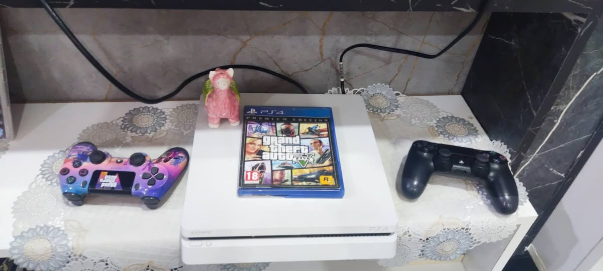 بلي 4سلم  للبيع قطعه نضيفه جدآ مع قرص قراند جديد وجويستك عدد2  القطه تأخذه شرط الضمان مامفترحه  ايشي ايصيرله اني اكفله بسعر 260الف وبيه مجال  للتواصل على الرقم ***********الموقع البصره قضاء شط العرب
