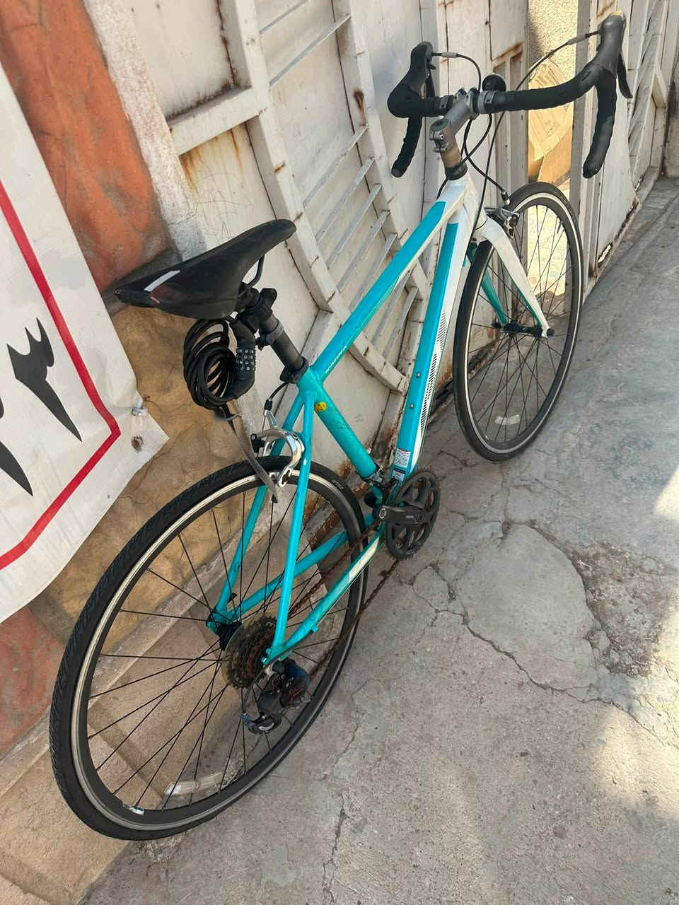 KAGRA R1 🇯🇵
•
•
دراجة الطريق (Road bike) ماركة يابانيه اصليه
 مال حاويه بعدها بلاديه مملعوب بيها نهائياً على وضع الاستيراد

معدن الدراجة من المنيوم بالكامل
نسبه ضافتها 98‎%‎
ابعاد الفريم : حجم 28 / قياس 51 M
وزن الدراجة بالكامل : 9 كلغم

مجموعة الدراجة Shimano Tourney شيمانو تورني
عدد التروس : 2 / 7
ويالتها المنيوم طبقتين كمبليون فتح وشد سريع
اطارات الدراجة شوالبي 25/c700

السعر: 250 الف دينار وبيها مجال الشراي يدلل
العنوان: بغداد / الشعب / سوق شلال / قرب مركز شرطة شارع عدن
للاستفسار: ***********
