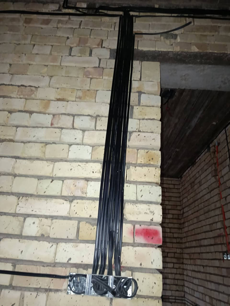 الحمدلله تم تأسيس بيت مكون من طابقين في بغداد ابوغريب 
حسين الكهربائي 👷⚡ 
***********
