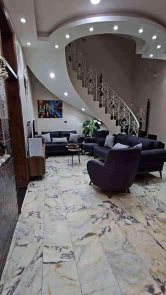 للبيع بيت مساحه ١٢٠ متر بناء درجه اولى

واجهه ٧ ونص متر ونزال ١٦ متر 

واجهه حجر 

الارضيه الطابقين مرمر اسباني

كهرباء دفن بوري شنايدر 

صبغ البيت بالكامل جوتن درجه اولى 

اضاءه حديثه داخل البيت مع ديكورات سقف جبسن بورد 

باب قاصه الصاله وابواب الغرف صاج درجه اولى

طابق الارضي / صاله ومطبخ وهول وغرفه نوم وحمام درجه اولى جاكوزي ومنور داخلي

مع صحيات خارجيه قرب الصاله

طابق الثاني / ٣ غرف نوم وحمام

وبالسطح مخزن حديد ٤×٥ متر

مع نظام كامل دفن / سبالت وكامرات وانترنت وستلايت 

العنوان الدوره / مقابيل شارع ابو الطياره شارع المصافي بعد كلية دجله/ شارع ليمونه المربع الذهبي 

طابو زراعي سند ٢٥ اقرار محكمه
شارع عرض ١٠ متر مقرنص بالكامل

السعر على الخاص 
الهاتف :***********
