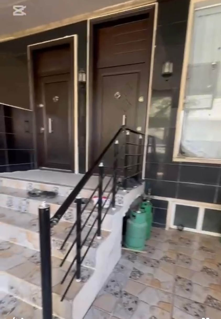 خانووى  150 متر دوو قات و ژئر زه مين
پئك دئت له : ژئر زه مين ، ژوورئكى گه وره و هول ، 
                       حمام و مرافق ، شوئنى مطبخ
طابقى يه كه م : ژورئكى گه وره و مطبخ و حمام و
                           مرافق .
طابقئ دووئ : 3 ژورى نووستن و به له كون و
                         حمامات . به يتونه .
ده كه وئته: هه ولئر ، به حركه ، مجمع مزوري ، 
        فه رعئ ره وزئ ، سئيه م خاني له 20 ى مجمع 
خانووئكى تا بلئى خاوين و جوانه نزيك مه دره سه و ره وزه و بازاره مالى دؤسته .

سعرى :                  950 ورق و مجال
په يوه ندى :          ***********

بيت          150 متر طابقين و طابق تحت الارض
يتكون من : طابق تحت الأرض ، غرف كبير وهول 
                   و حمامات.
طابق الأول : غرفه كبيره و مطبخ و حمامات 
طابق الثاني: 3 غرف نوم و حمامات و بيتونه 
بيت نظيف و مكان راقي قريب للمدرسه و روضة 
       الأطفال و السوق .

سعر.                950 ورق و مجال
للاتصال.           *********** أربيل, العراق
