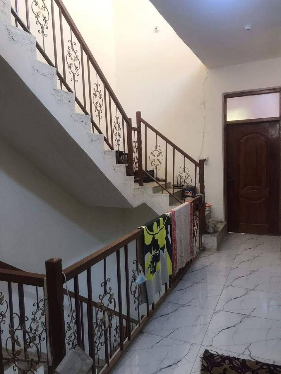 بيت للبيع بعقوبة الوثبه قرب محلات الغيبي مقابيل الشرطه النهريه مساحه الارض 106 زراعي سند 25 متكون من 3طوابق الطابق الاول غرفه نوم واحده ومطبخ وصحيات خارجيه وداخليه الطابق الثاني 3غرف نوم وصحيات الطابق الثالث غرفه نوم واحده مع بلكونه


**إذا كنت صاحب هذا الإعلان وتريد حذفه لأي سبب، رجاءا أرسل رسالة إلى الدعم الفني**