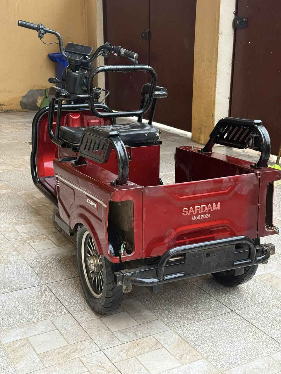 السلام  عليكم  دراجه شحن للبيع  ال لون احمر سرعه 50 ثلاث نمر بطاريات خمسه دبل نضيفات مبدل جديد نظام بك رجوع للخلف العنوان موصل حي الكرامه قرب محطه تاج نينوى.       رقم التلفون ***********
