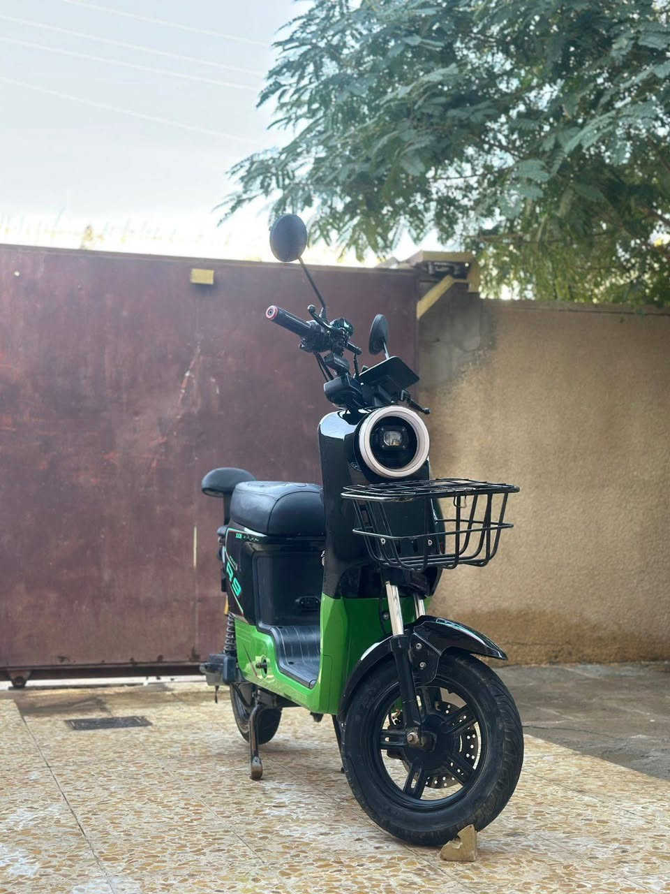 السلام عليكم دراجة كهربائية R9 للبيع
الدراجة نظيفة جدًا  

🔐 نظام حماية ضد السرقة

🫶🏻 تشغيل عن بُعد

🔑 مفتاحين + بصمتين

⚡ السرعة الحقيقية توصل 60 كم/س

🔋 المسافة بالشحنة الواحد حوالي40 كم

🏍️حجم الملف 1500 حقيقي 

🏁 مزودة بدبل رياضي

🔋 البطاريات نظيفة الحجم الكبير و 32 امبير يعني عمرهن اطول وفعاليتهم احسن (صار 3 أشهر من مشتريها)

👌 الدراجة مرتبة ومتعوب عليها

💰 السعر النهائي: 450
🤝 بيه مجال بسيط كلش للشراي

📍مكان بغداد ابو غريب الحصوة 📍

📩 للاستفسار: ***********
