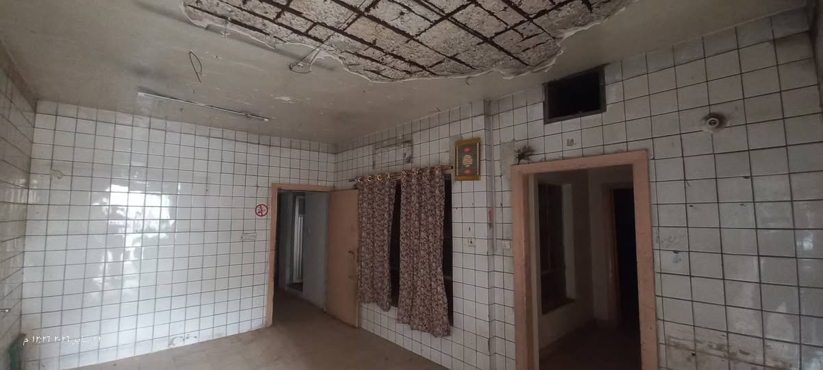 السلام عليكم
...................
عقار 352 متر
البيع ( )
او
التاجير (  ) كل 3 اشهر او 6 او سنوي

مواصفات البيت
352 متر 
بناء الثمانينات
نظام دكتات تبريد دفن
طابقين
6 غرف كبيرة
2 مطبخ ( واحد في كل طابق ) الارضي الرئيسي كبير جدا
صالة ضيوف + خدمات 
3 حمام ( 2 بالارضي + 1 بالطابق الاول )
2 منور ( داخلي يرهم بيه مصعد او مخزن كبير + خلفي ترك على عرض البيت وبعمق 2 متر )
3 سطح ( 1 بالطابق الاول + 2 امامي وخلف البيت بالطابق الاخير )
حديقة ( 8 × 8 ) متر
كراج ( 3 × 9 ) متر

رصيف كبير جدا
واجهة 11 متر
نزال 32 متر 
وامامه حديقة مرتبة وجلسة 

الموقع
بغداد - بارك السعدون
قرب نادي الجيش الرياضي
وجه على سريع محمد القاسم

https://maps.app.goo.gl/8gxe8AJGB25wa4e99

وتساب
***********
