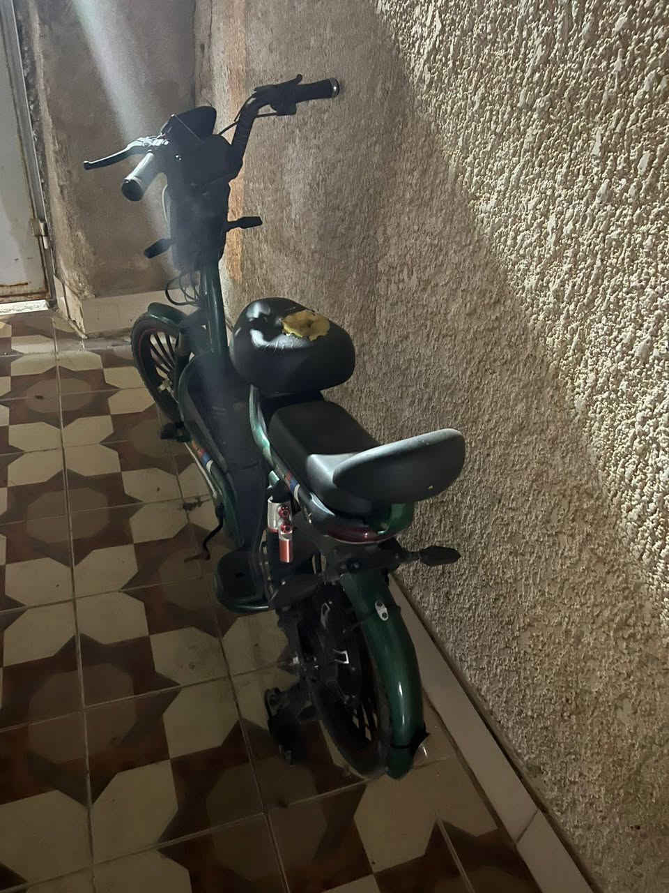 سلام عليكم بايسكل شحن نضيف كلش بطاريات جدد كله شغال السعر 325 الاتصال ***********
