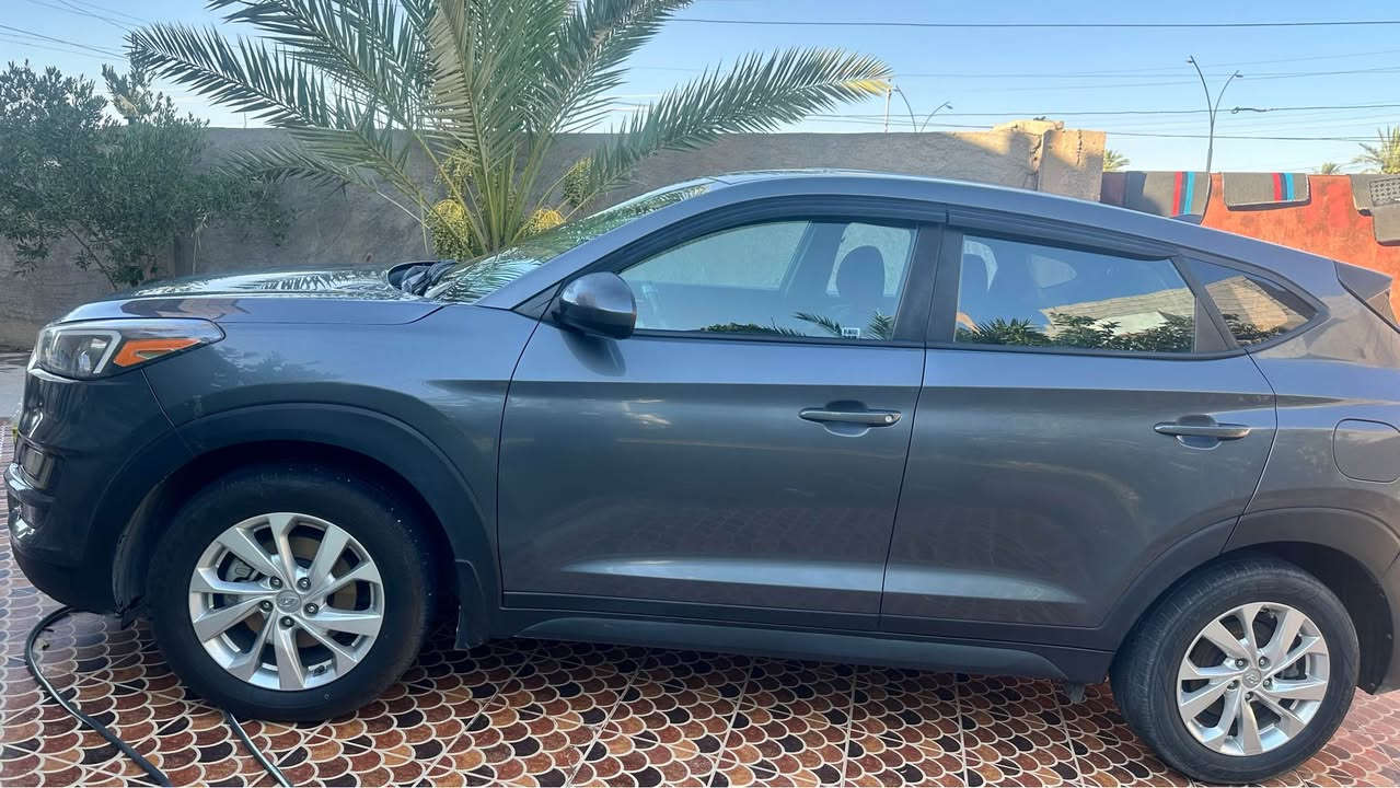 توسان 2019 امريكي 
ماشيه ١٨٠ الف كيلو قابل للزياده
ضرر بارد بالجنطه
وبالعراق طخه براس البنيد وبالدعاميه مثل مموضح بالصور
 السعر 15 الف وبيه مجال 
او مراوس كورلا هايبرد
الرقم *********** الرمادي, الأنبار
